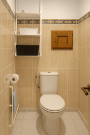 Maison principale-toilette du bas